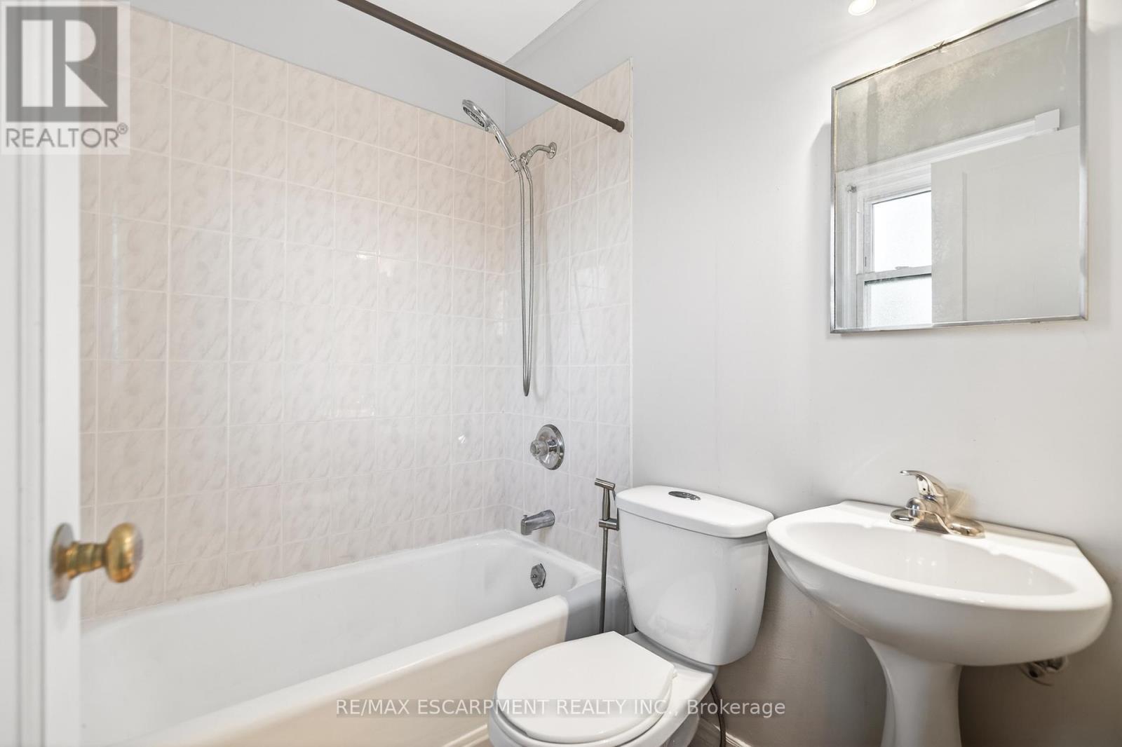 269 Queensdale Avenue E, Hamilton, ON - Indoor Photo Showing Bathroom