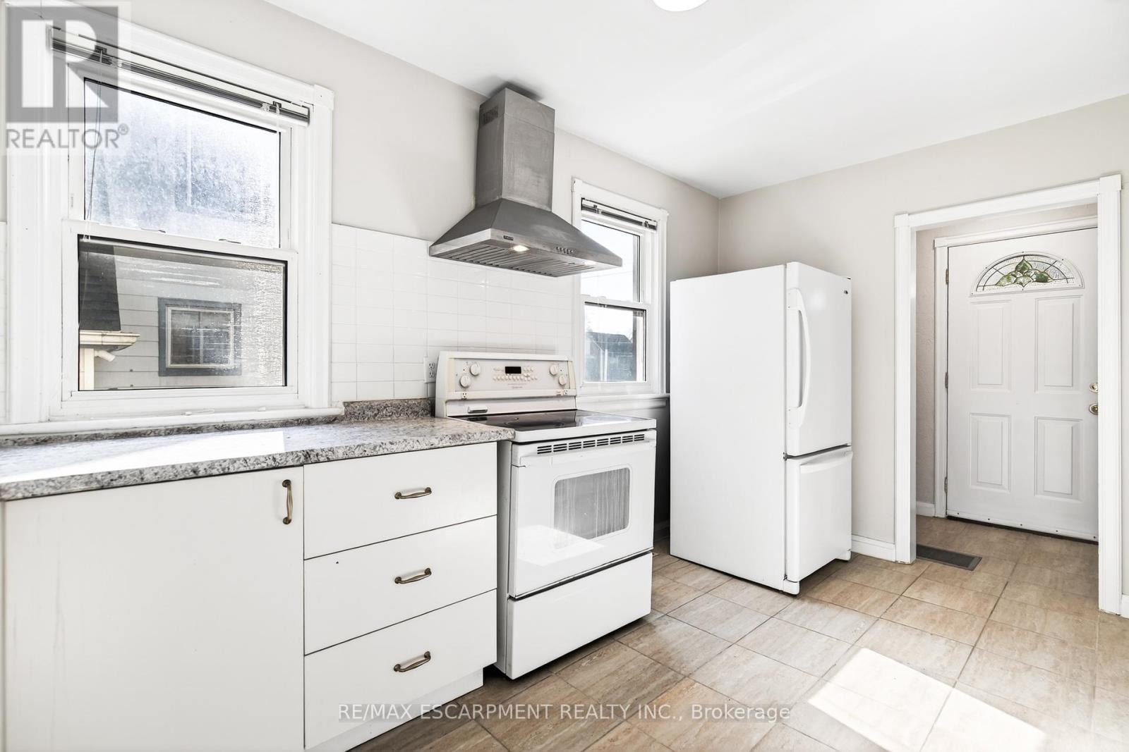 269 Queensdale Avenue E, Hamilton, ON - Indoor Photo Showing Kitchen