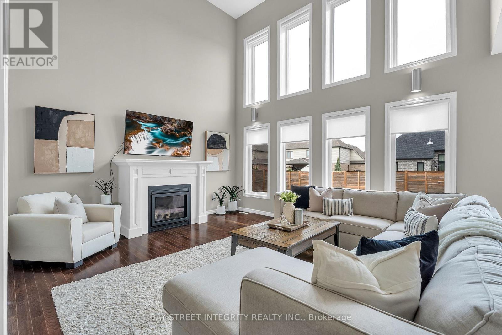 566 Bradwell Chase, London North, ON - Indoor Photo Showing Living Room With Fireplace