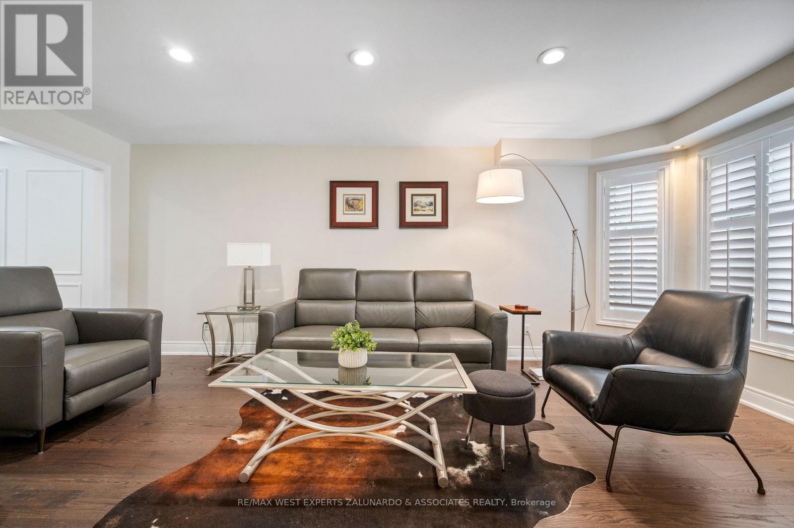 1 Lanterna Crescent, Vaughan, ON - Indoor Photo Showing Living Room