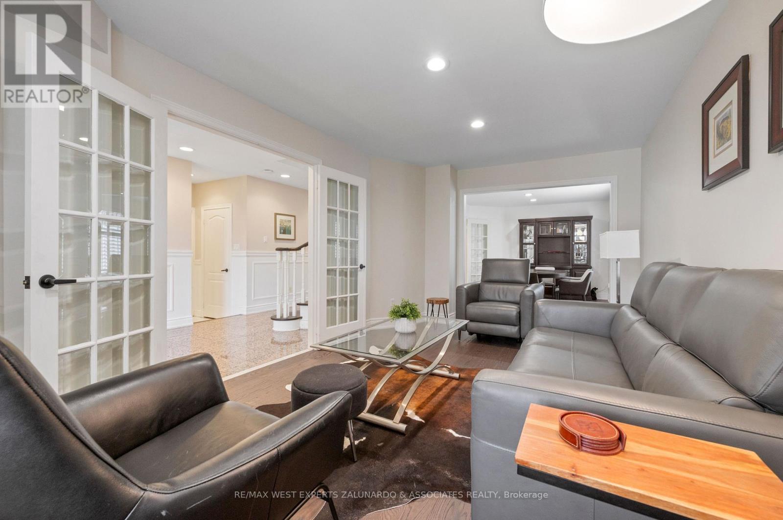 1 Lanterna Crescent, Vaughan, ON - Indoor Photo Showing Living Room