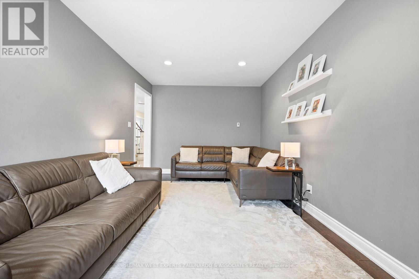 1 Lanterna Crescent, Vaughan, ON - Indoor Photo Showing Living Room