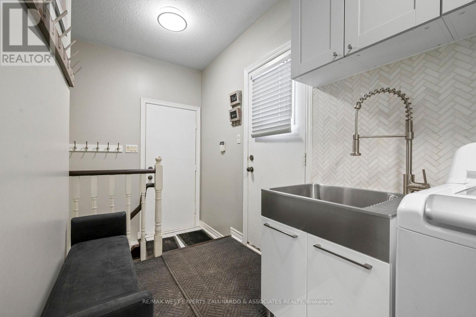 1 Lanterna Crescent, Vaughan, ON - Indoor Photo Showing Laundry Room