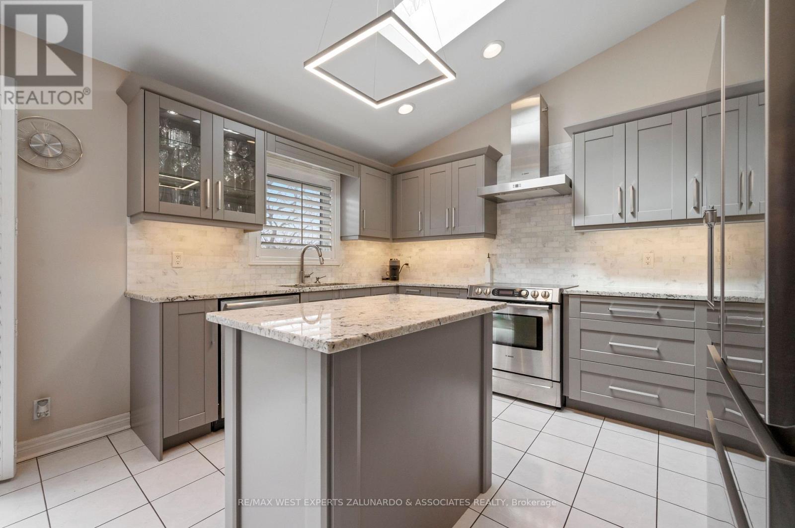 1 Lanterna Crescent, Vaughan, ON - Indoor Photo Showing Kitchen With Upgraded Kitchen