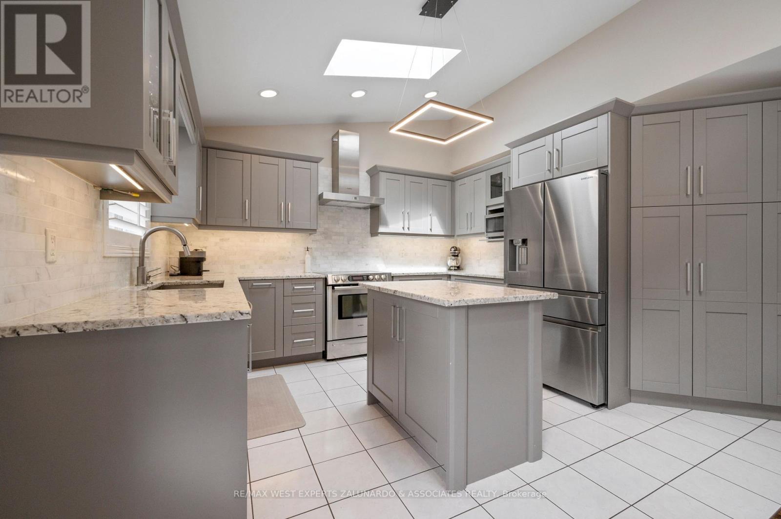 1 Lanterna Crescent, Vaughan, ON - Indoor Photo Showing Kitchen With Upgraded Kitchen