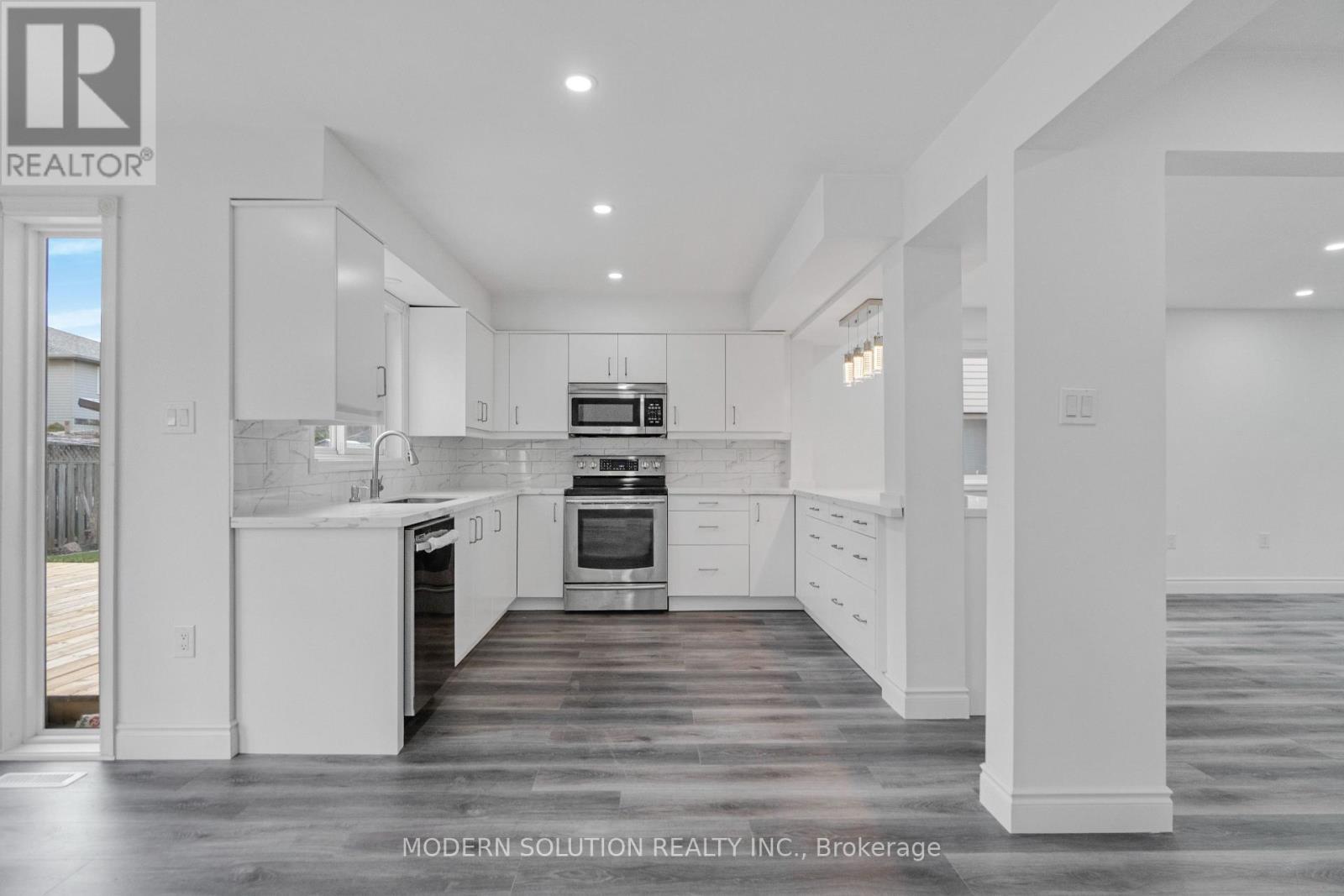 168 Fusilier Drive, Hamilton, ON - Indoor Photo Showing Kitchen