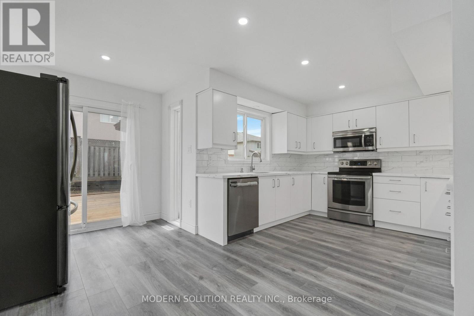 168 Fusilier Drive, Hamilton, ON - Indoor Photo Showing Kitchen