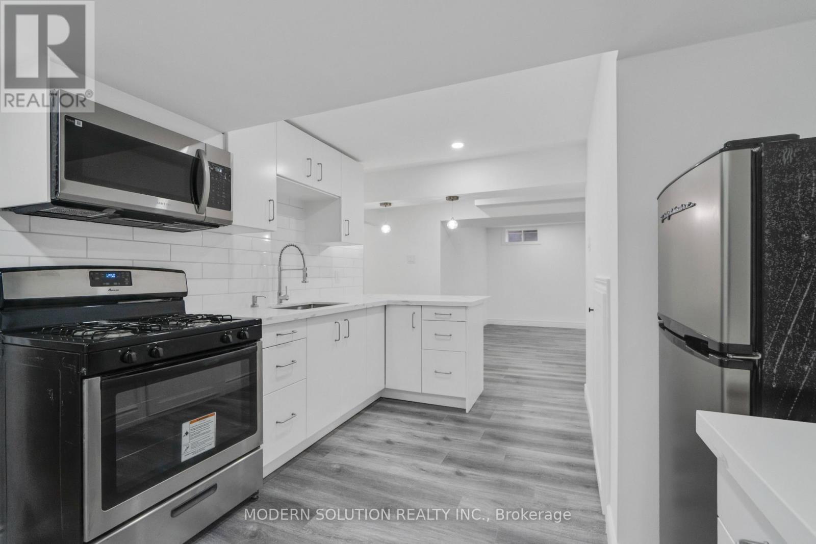 168 Fusilier Drive, Hamilton, ON - Indoor Photo Showing Kitchen