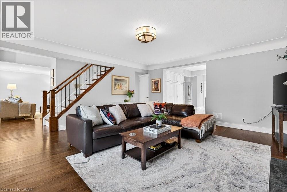 2153 Paisley Avenue, Burlington, ON - Indoor Photo Showing Living Room