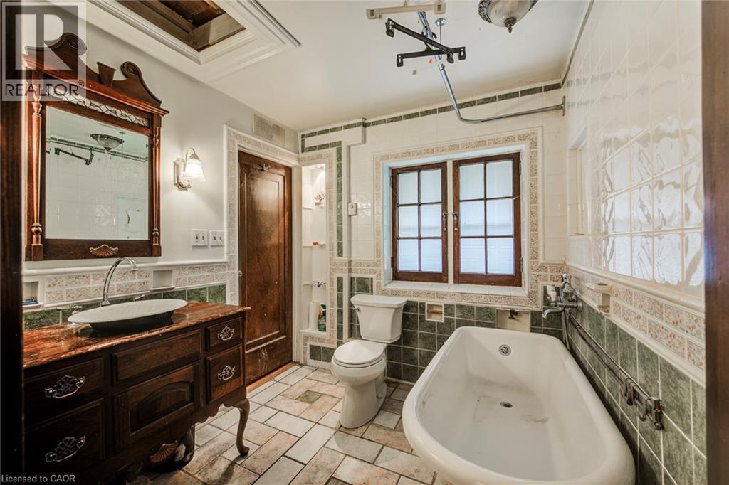 family bath - 71 Margaret Avenue, Kitchener, ON - Indoor Photo Showing Bathroom