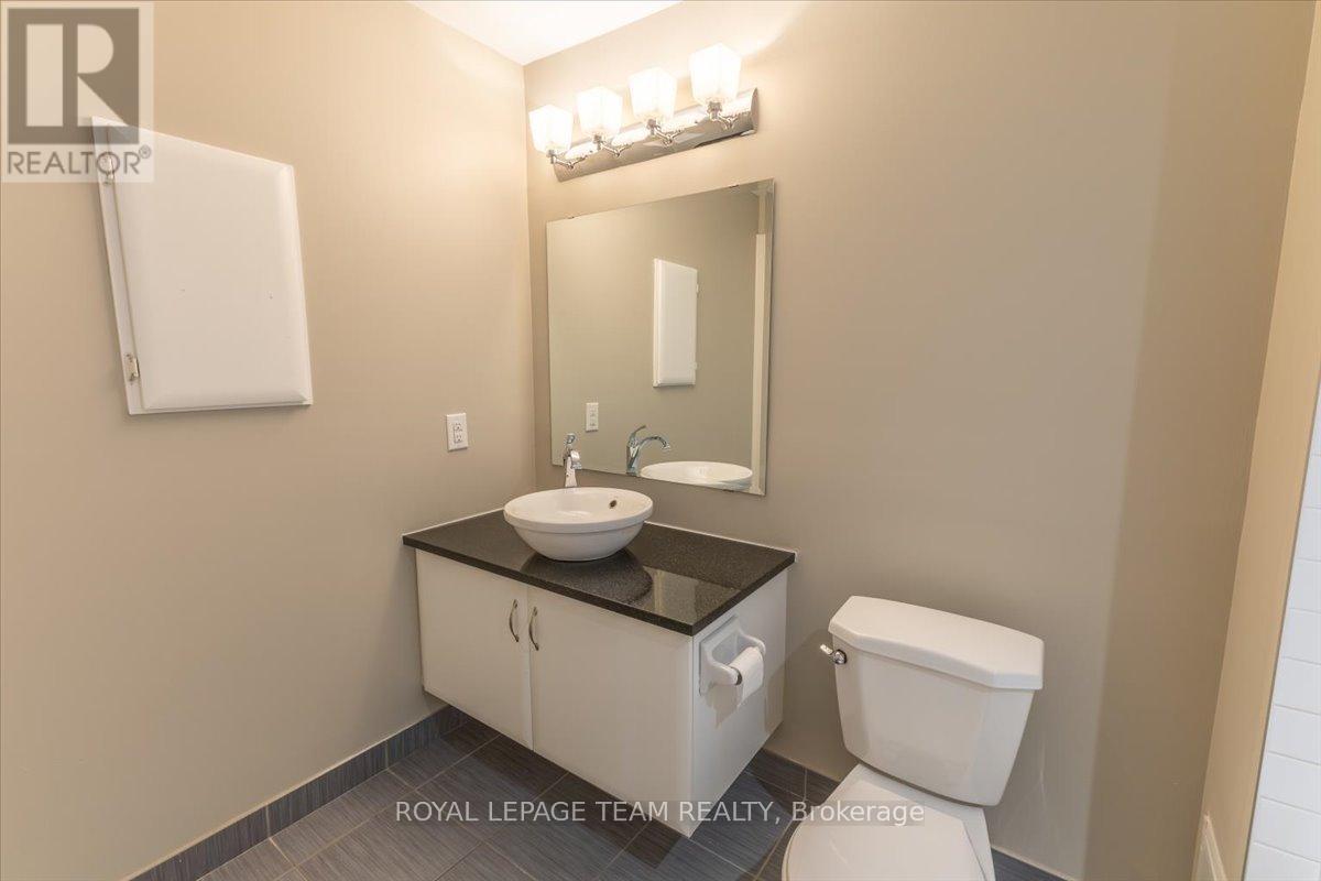 9 Balsam Street, Ottawa, ON - Indoor Photo Showing Bathroom