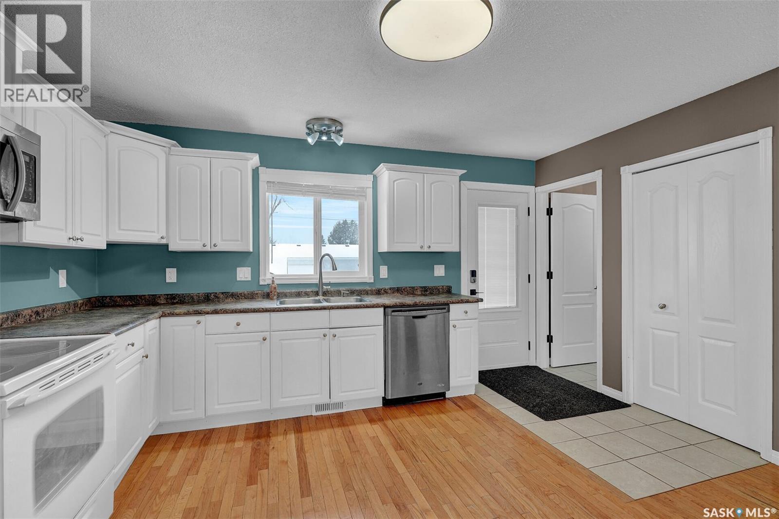 1276 Campbell Street, Regina, SK - Indoor Photo Showing Kitchen With Double Sink