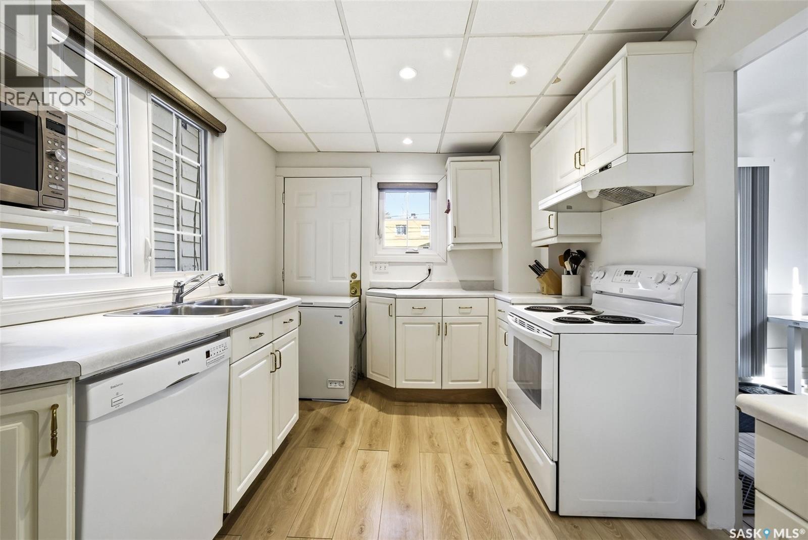 2231 Cameron Street, Regina, SK - Indoor Photo Showing Kitchen With Double Sink