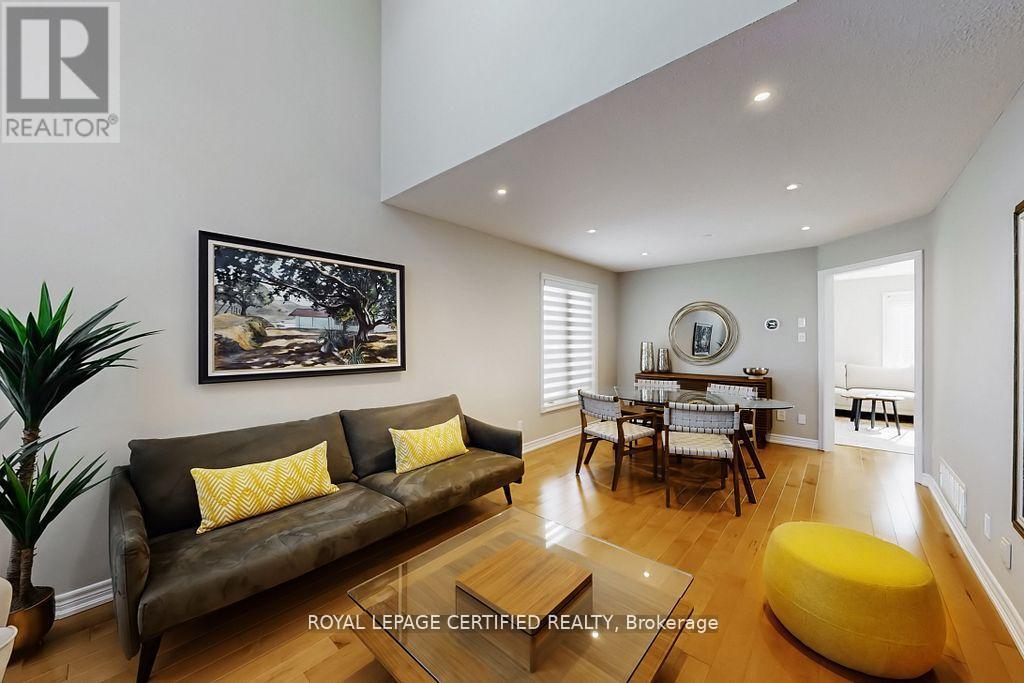 3898 Parkgate Drive, Mississauga, ON - Indoor Photo Showing Living Room