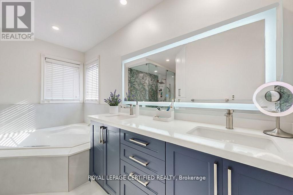 3898 Parkgate Drive, Mississauga, ON - Indoor Photo Showing Bathroom