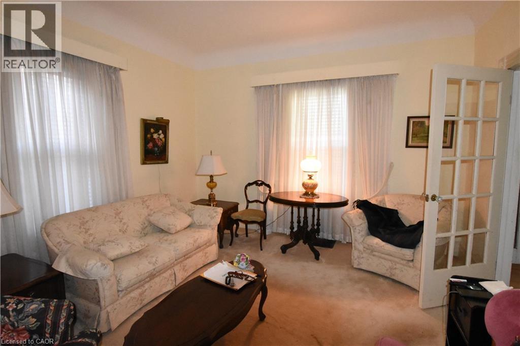 85 Head Street N, Simcoe, ON - Indoor Photo Showing Living Room