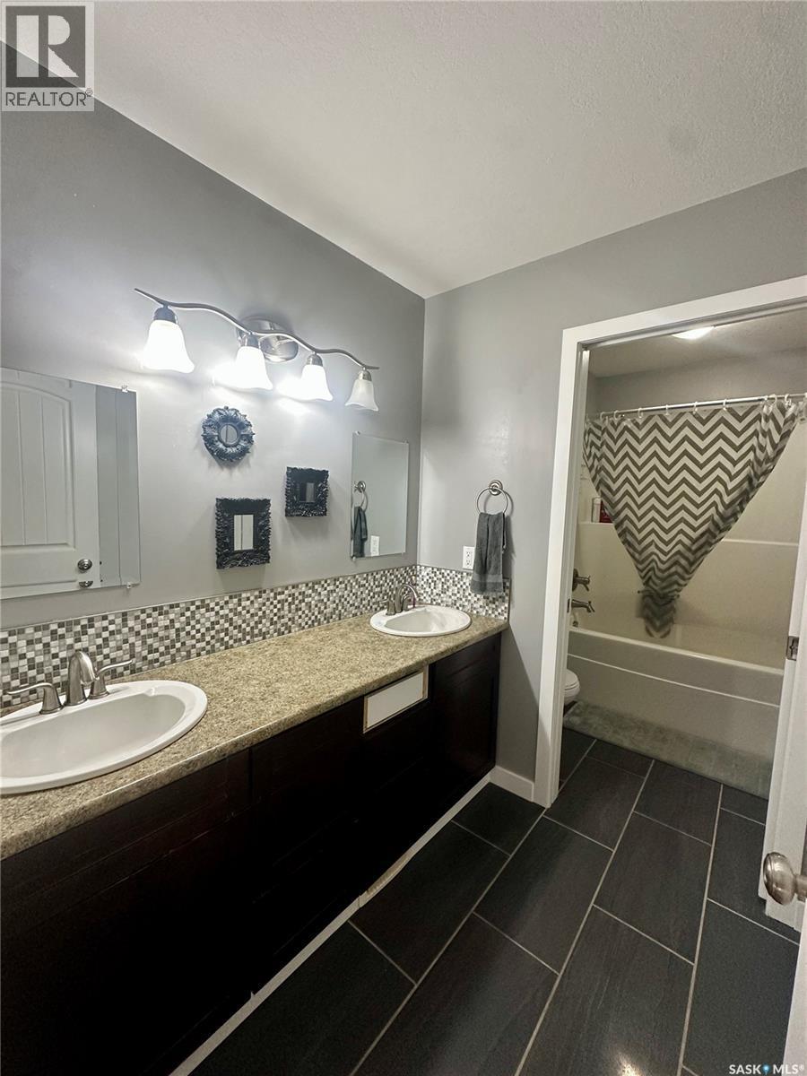 205 Roberts Avenue, Canora, SK - Indoor Photo Showing Bathroom