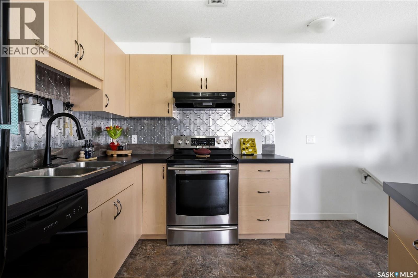 28 5742 Gordon Road, Regina, SK - Indoor Photo Showing Kitchen With Double Sink