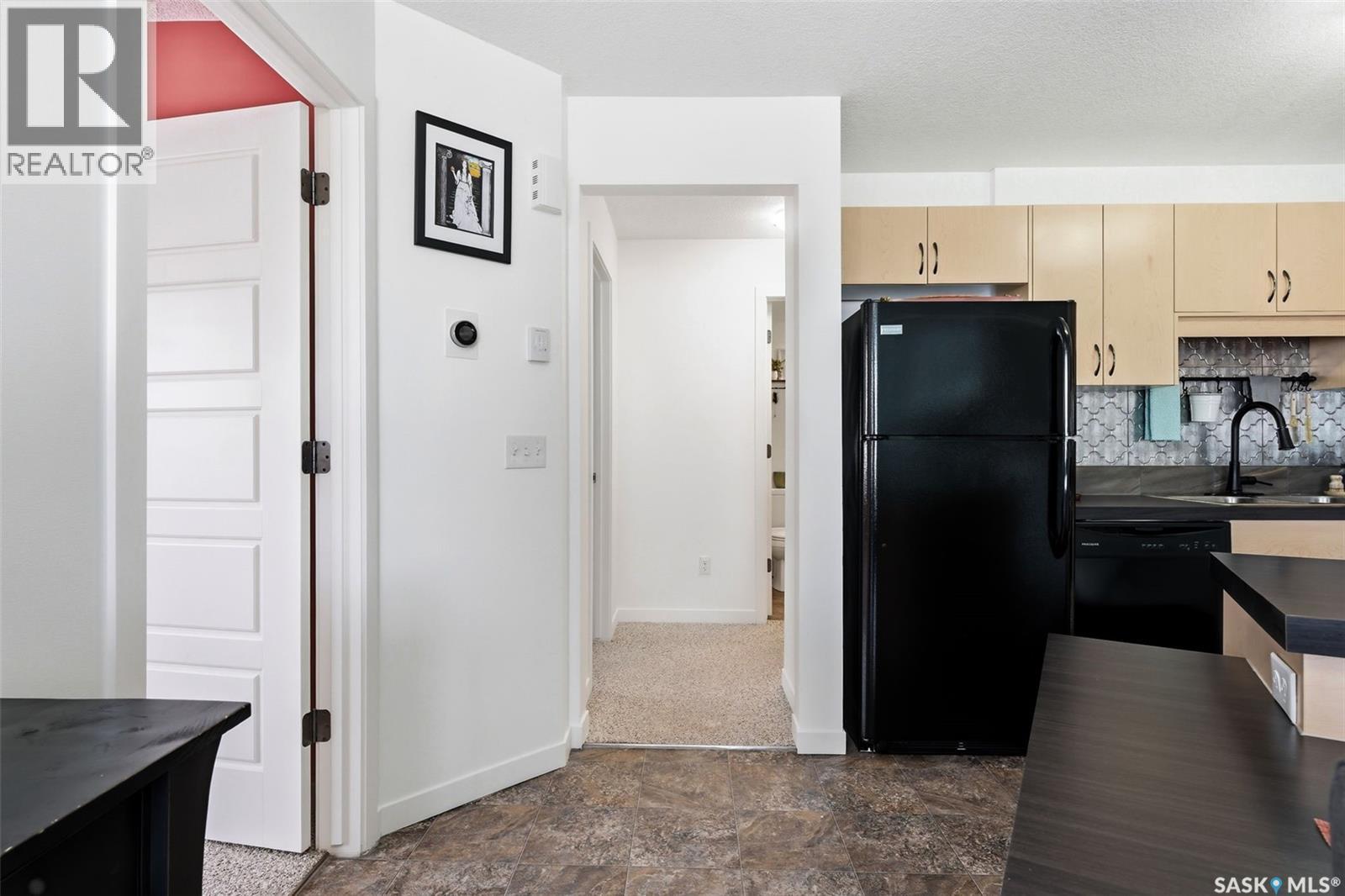 28 5742 Gordon Road, Regina, SK - Indoor Photo Showing Kitchen With Double Sink