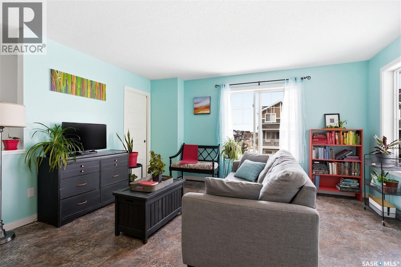 28 5742 Gordon Road, Regina, SK - Indoor Photo Showing Living Room