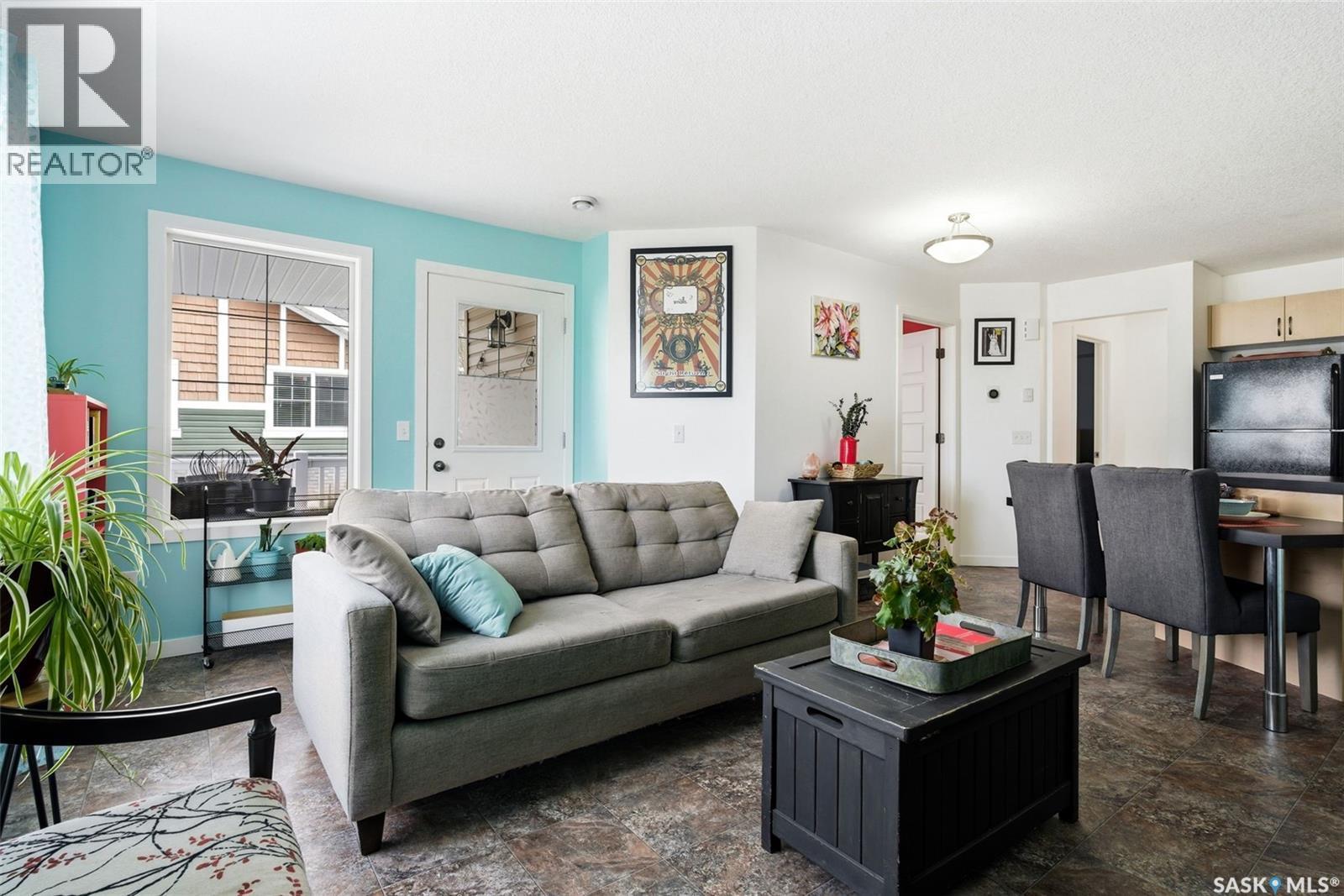 28 5742 Gordon Road, Regina, SK - Indoor Photo Showing Living Room