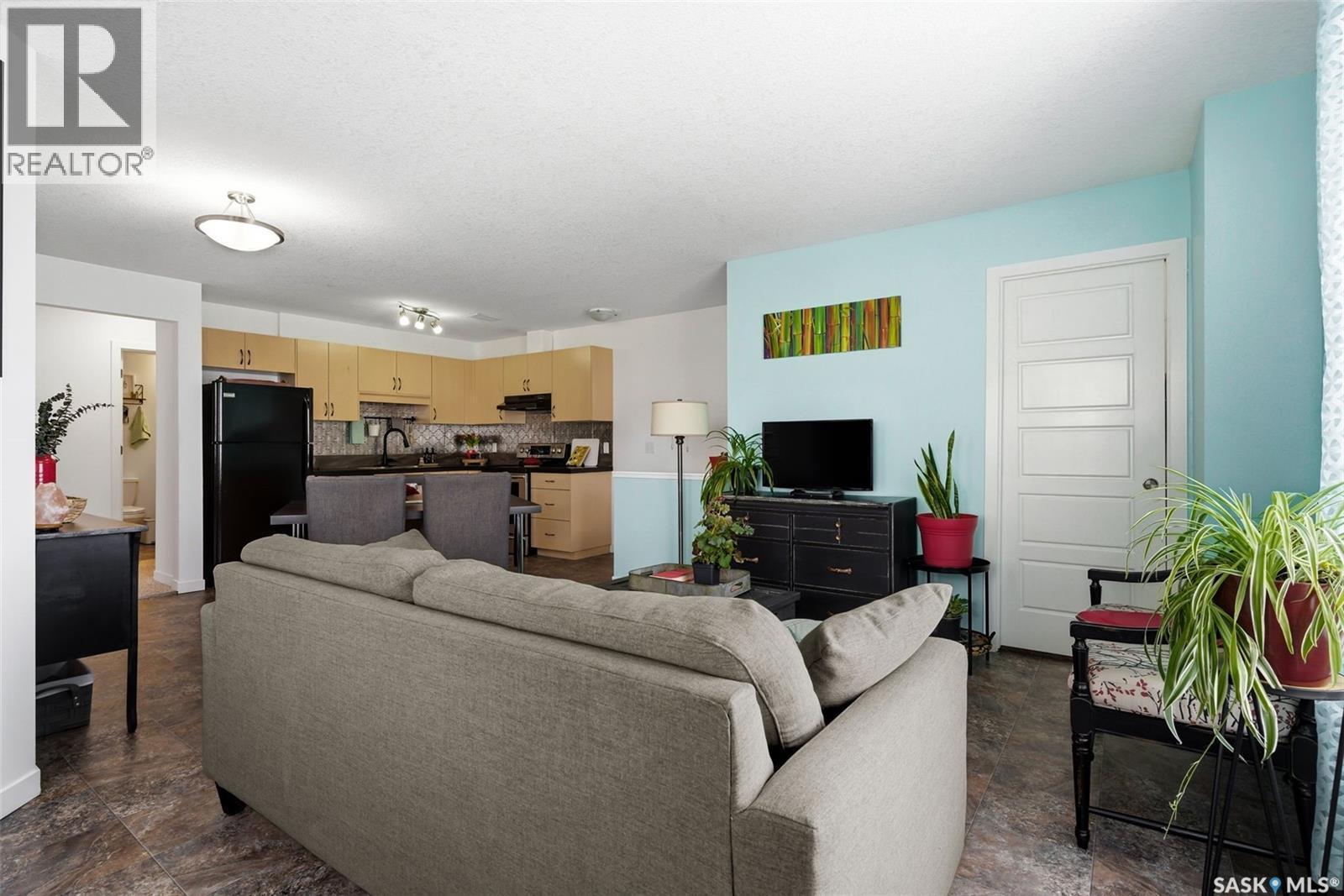 28 5742 Gordon Road, Regina, SK - Indoor Photo Showing Living Room