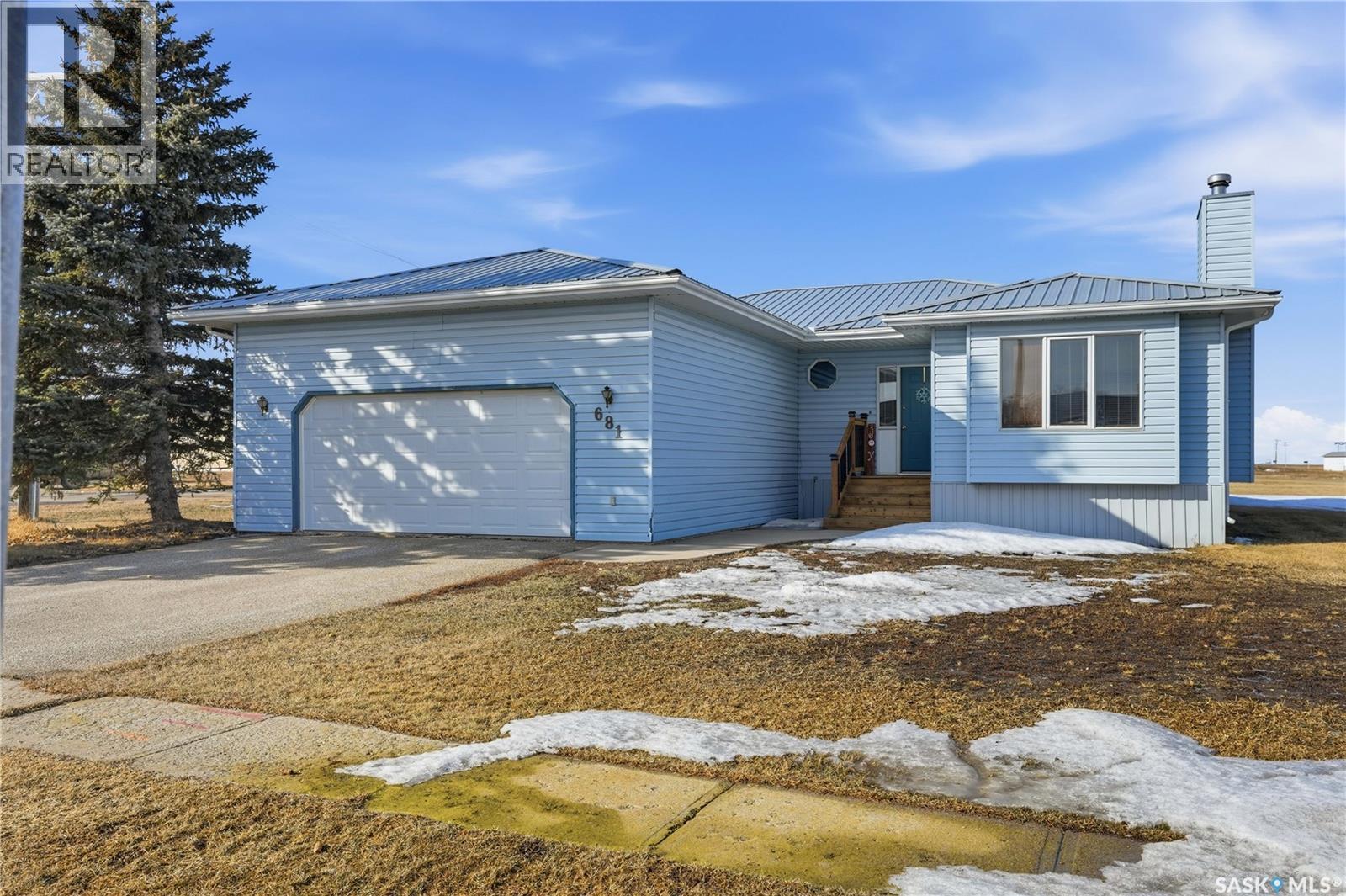681 Canada Street, Central Butte, SK - Outdoor