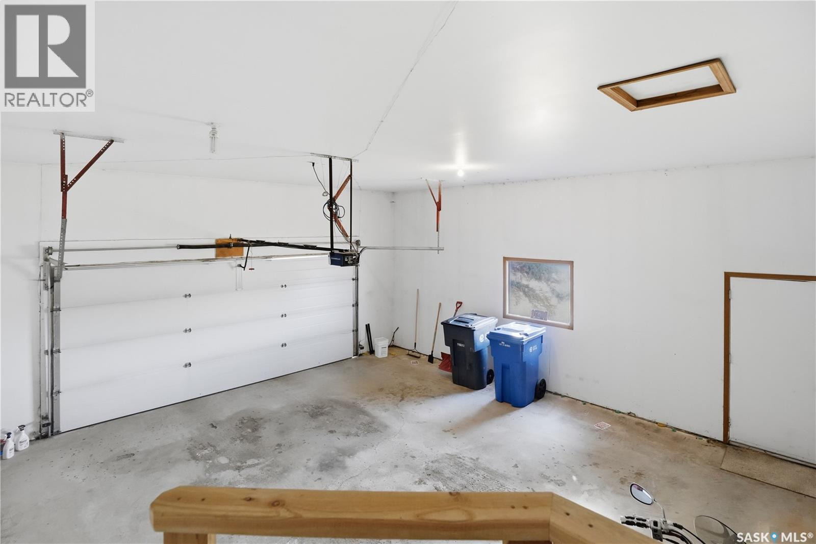 681 Canada Street, Central Butte, SK - Indoor Photo Showing Garage