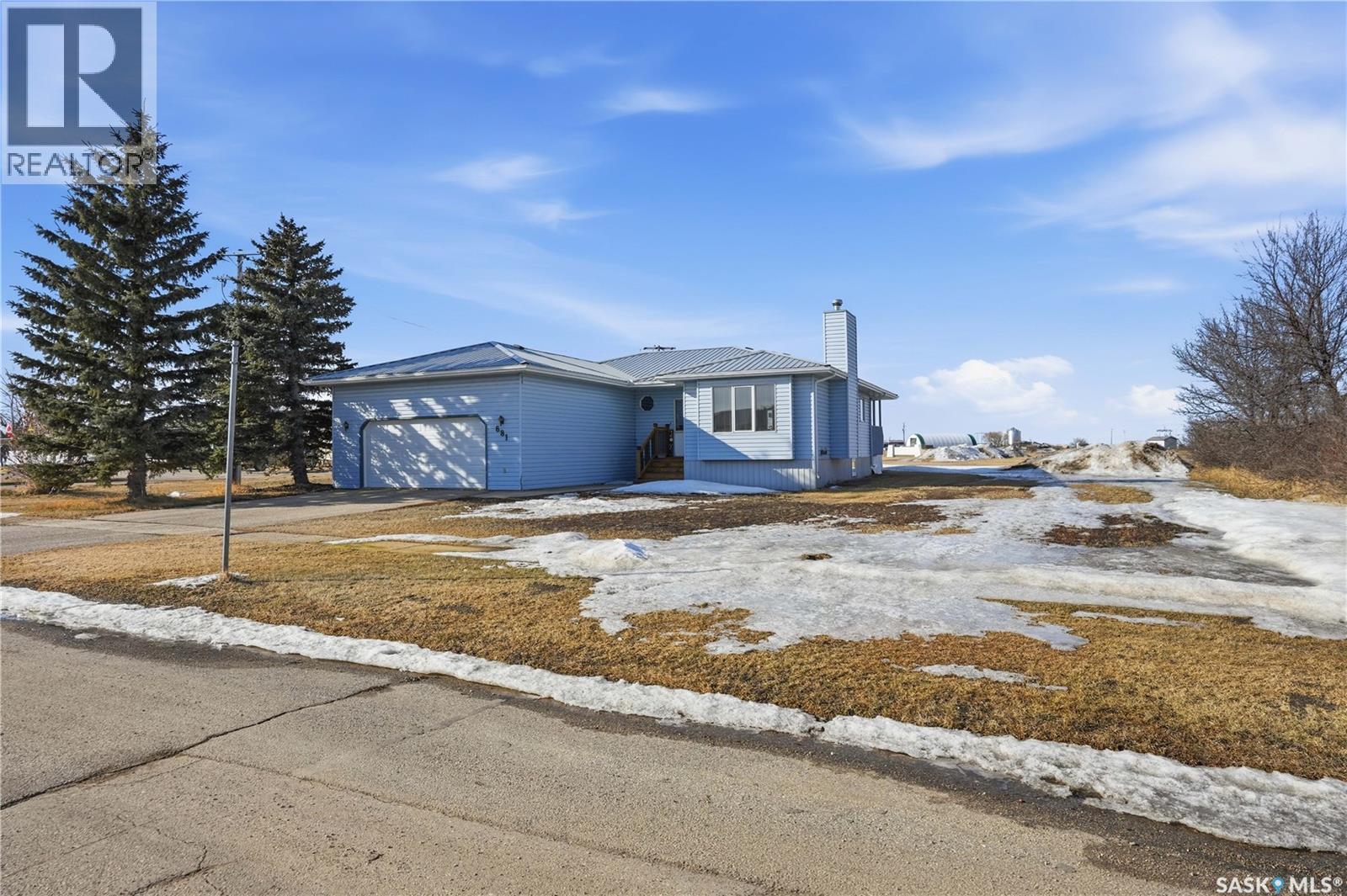 681 Canada Street, Central Butte, SK - Outdoor