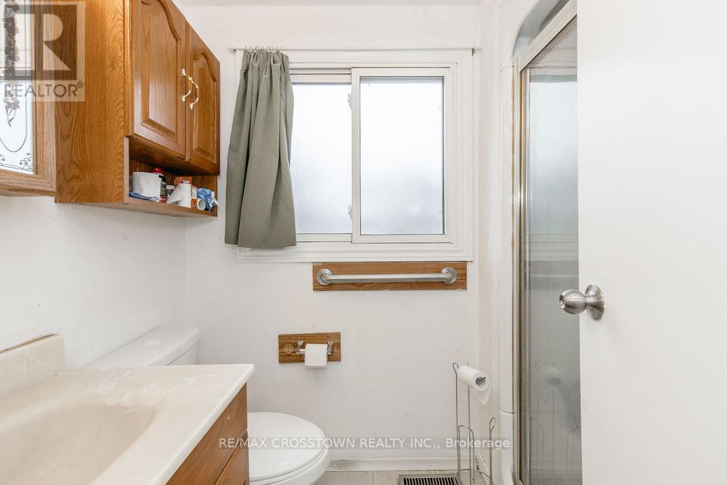 34 Kipling Place, Barrie, ON - Indoor Photo Showing Bathroom