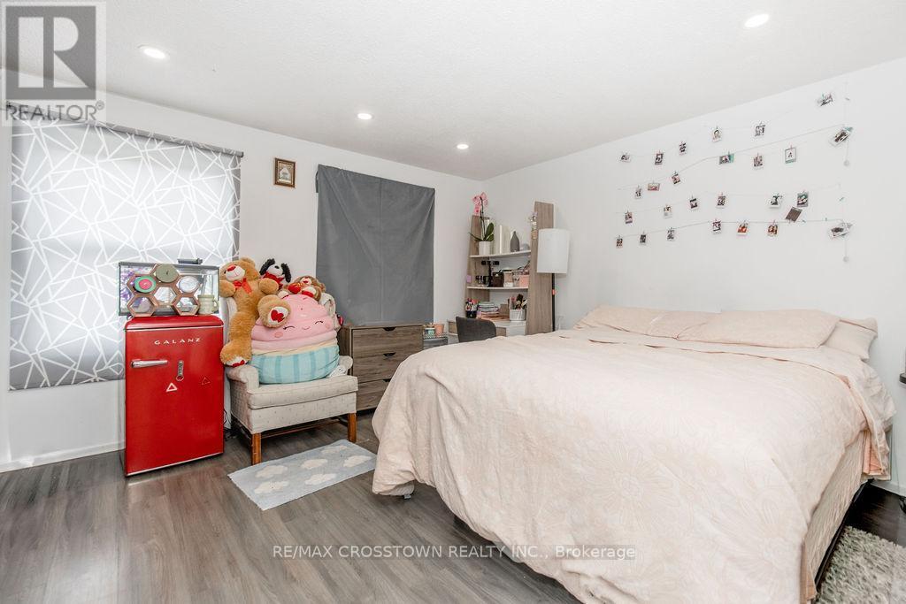 34 Kipling Place, Barrie, ON - Indoor Photo Showing Bedroom