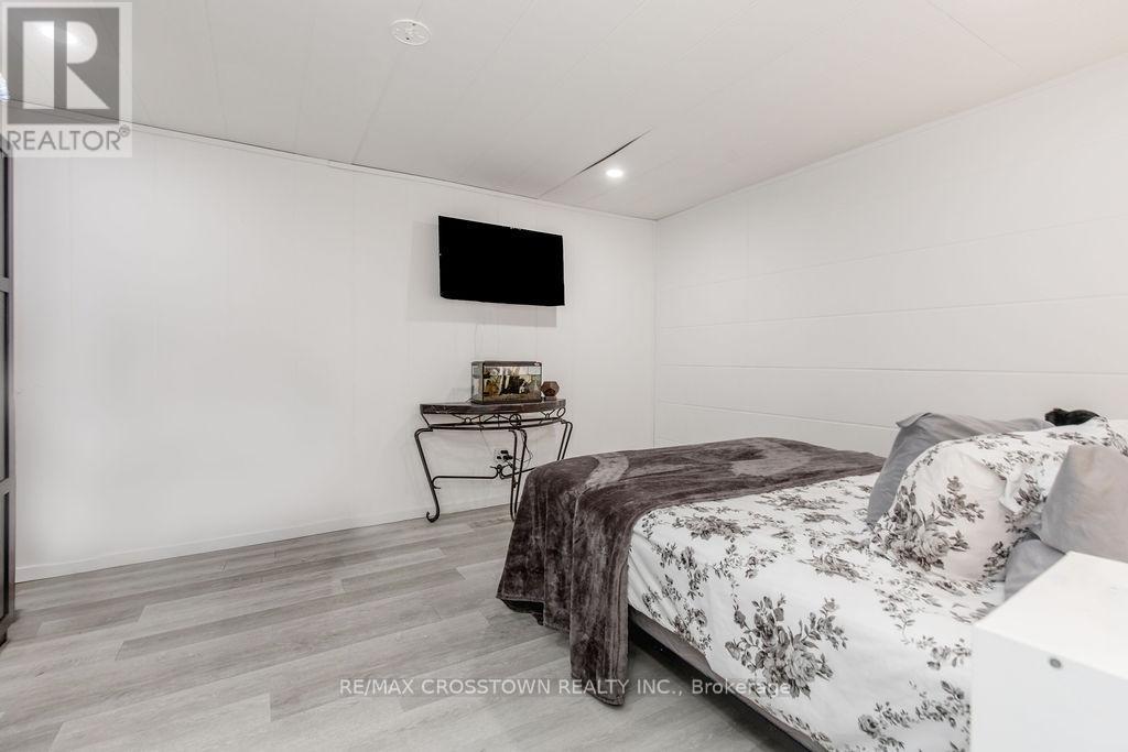 34 Kipling Place, Barrie, ON - Indoor Photo Showing Bedroom