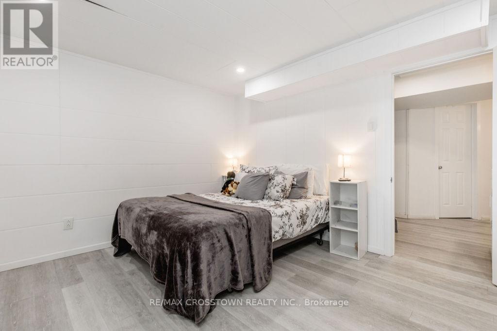 34 Kipling Place, Barrie, ON - Indoor Photo Showing Bedroom