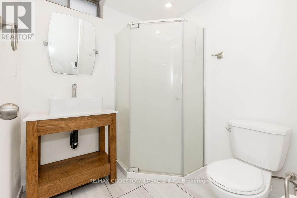 34 Kipling Place, Barrie, ON - Indoor Photo Showing Bathroom