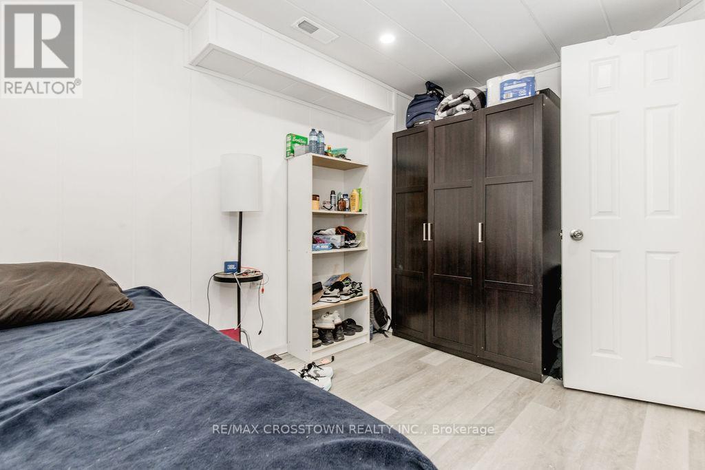 34 Kipling Place, Barrie, ON - Indoor Photo Showing Bedroom
