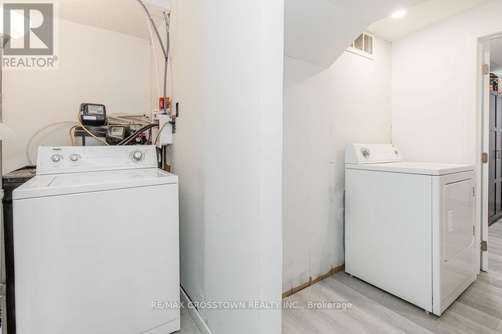 34 Kipling Place, Barrie, ON - Indoor Photo Showing Laundry Room