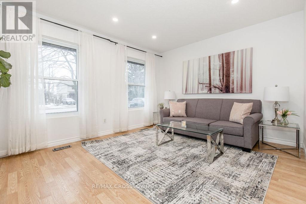 34 Kipling Place, Barrie, ON - Indoor Photo Showing Living Room