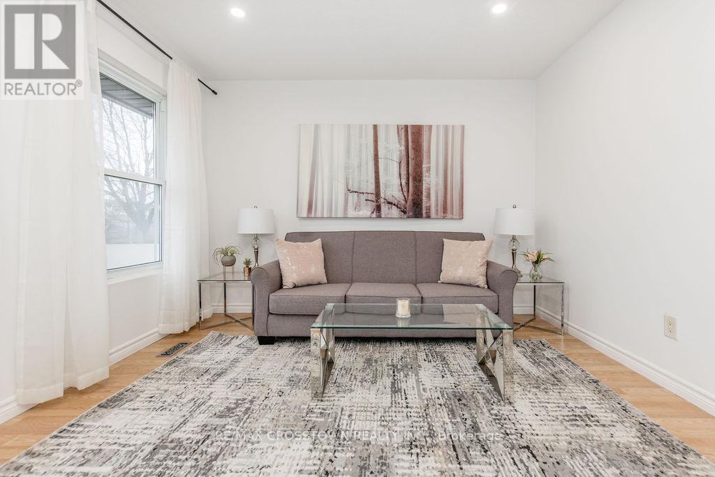 34 Kipling Place, Barrie, ON - Indoor Photo Showing Living Room
