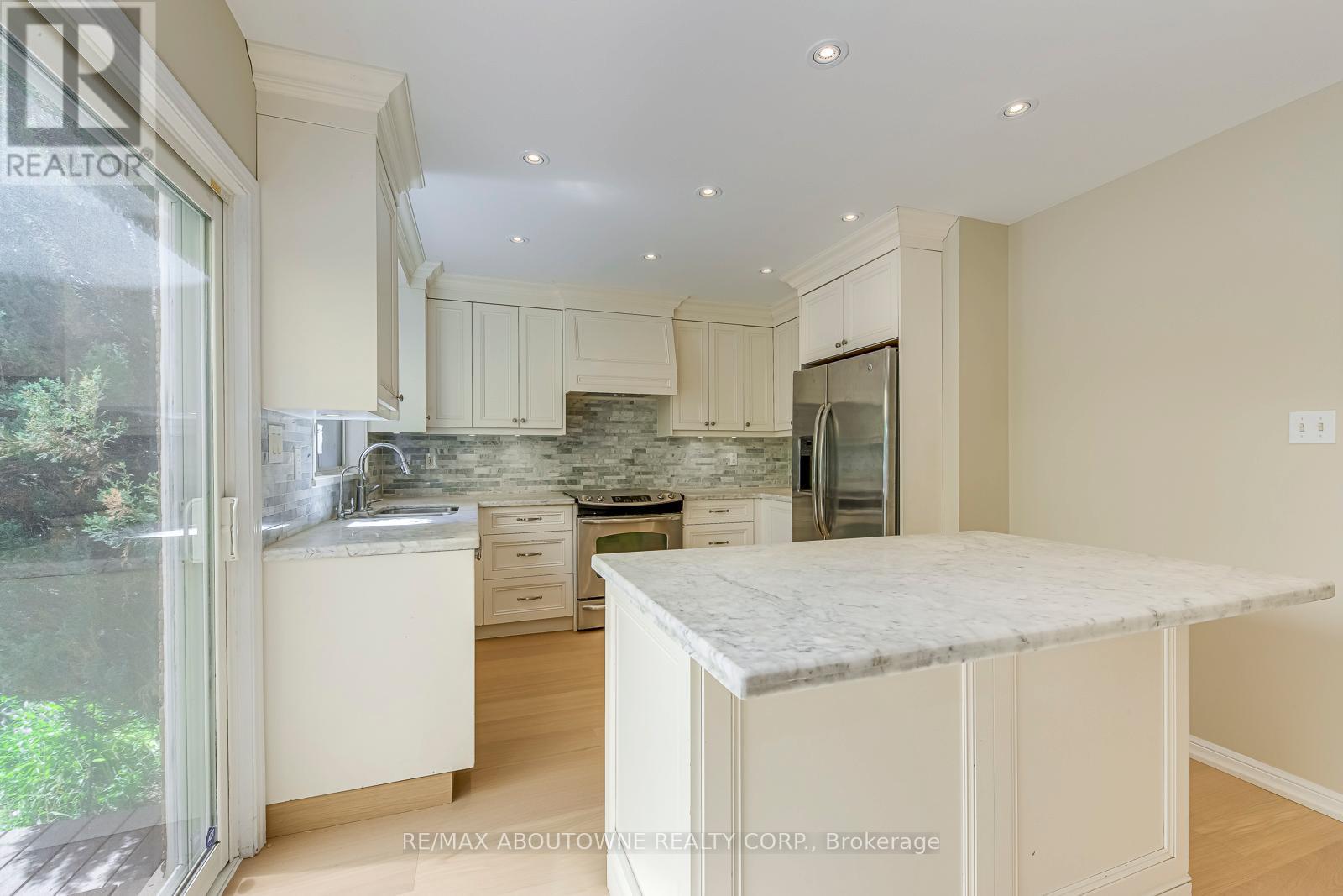 3037 Abernathy Way, Oakville, ON - Indoor Photo Showing Kitchen With Upgraded Kitchen