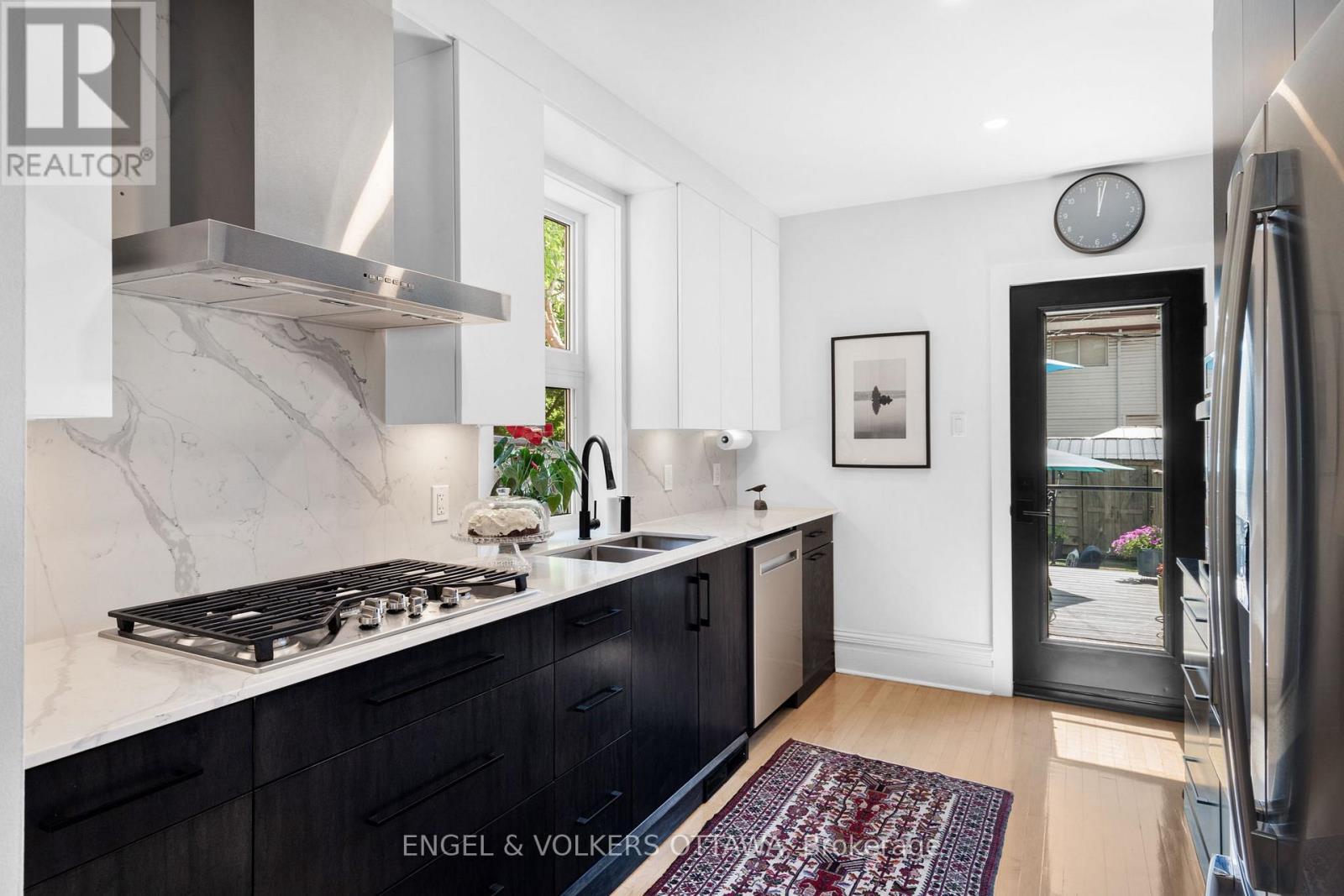 244 Flora Street, Ottawa, ON - Indoor Photo Showing Kitchen With Double Sink With Upgraded Kitchen
