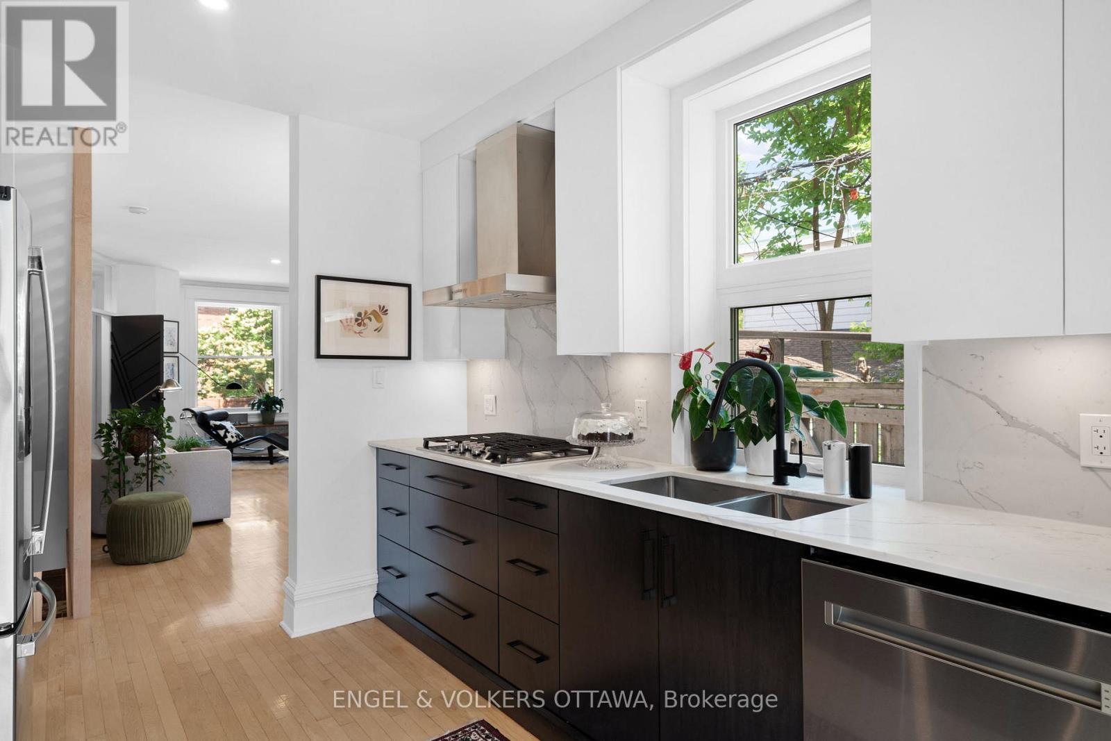 244 Flora Street, Ottawa, ON - Indoor Photo Showing Kitchen With Double Sink With Upgraded Kitchen