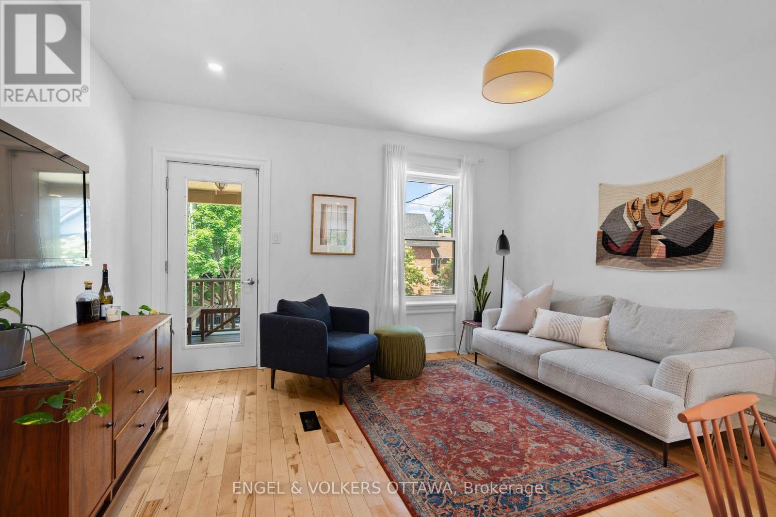 244 Flora Street, Ottawa, ON - Indoor Photo Showing Living Room
