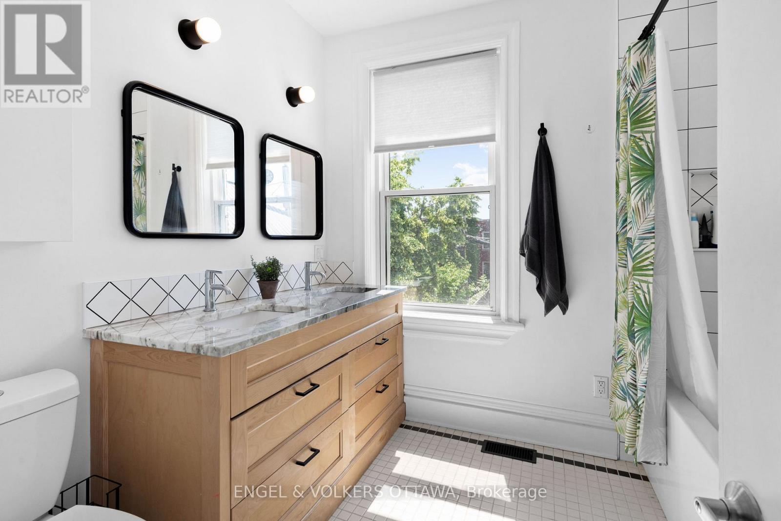 244 Flora Street, Ottawa, ON - Indoor Photo Showing Bathroom
