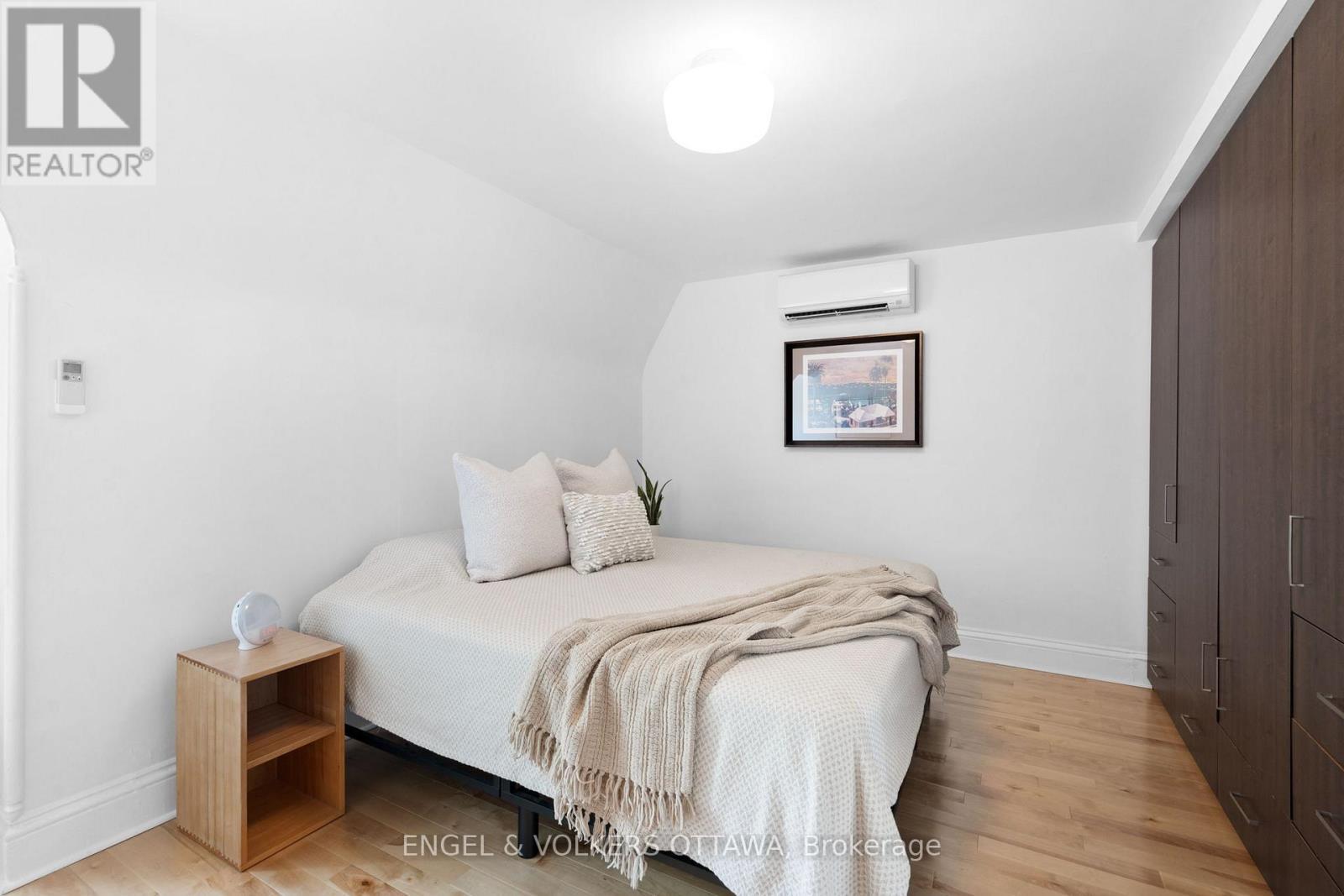 244 Flora Street, Ottawa, ON - Indoor Photo Showing Bedroom