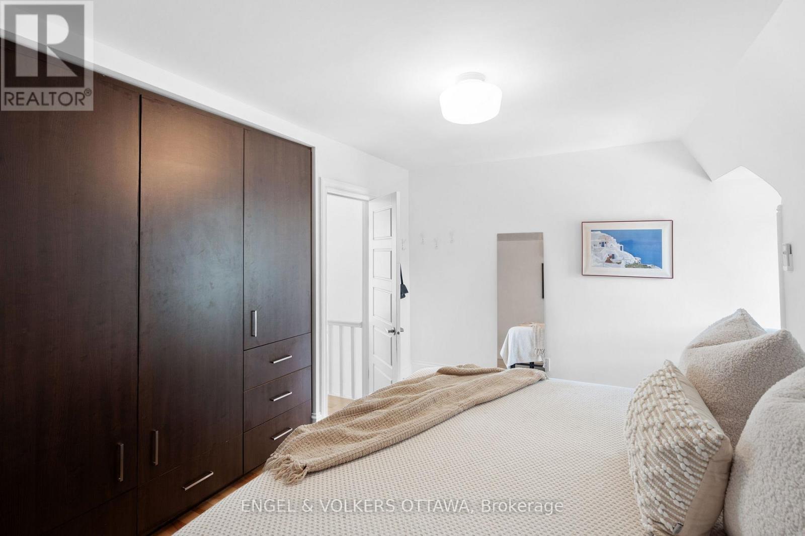 244 Flora Street, Ottawa, ON - Indoor Photo Showing Bedroom
