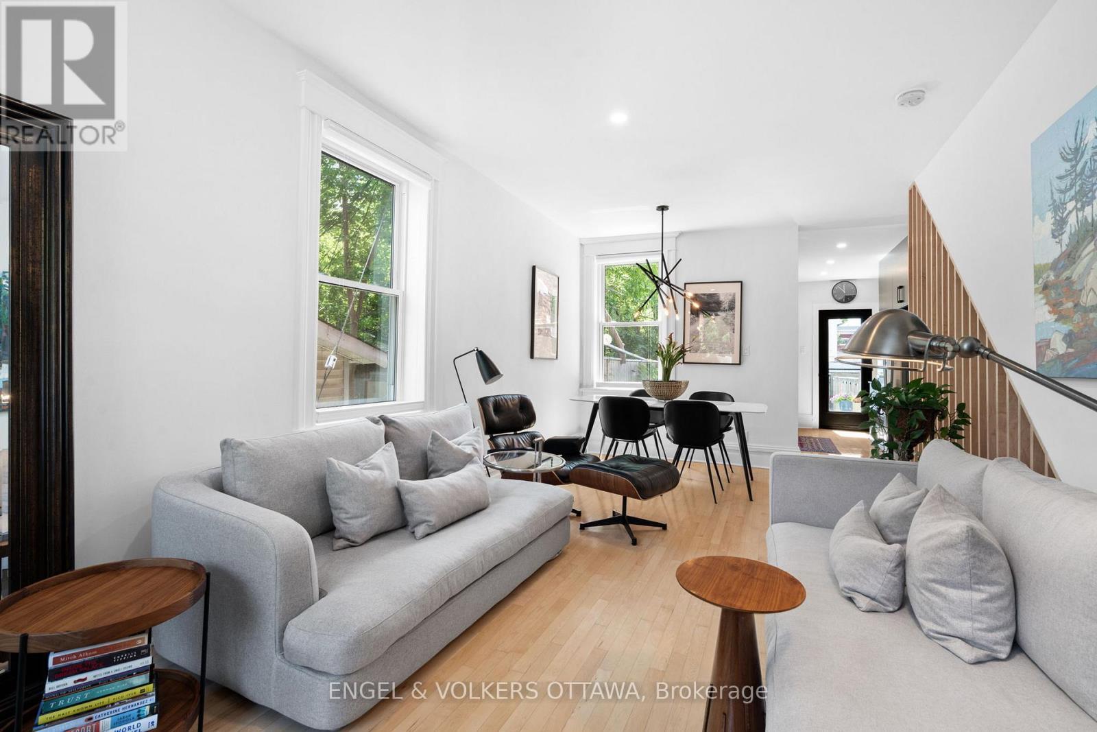 244 Flora Street, Ottawa, ON - Indoor Photo Showing Living Room