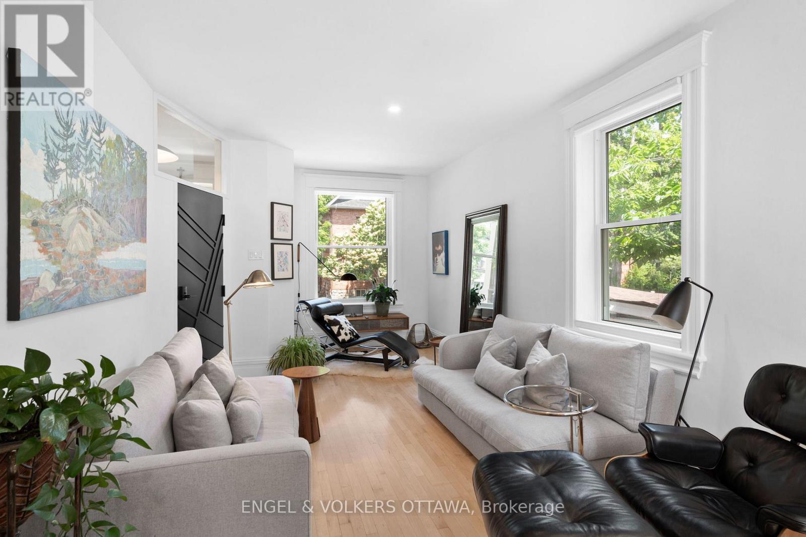 244 Flora Street, Ottawa, ON - Indoor Photo Showing Living Room