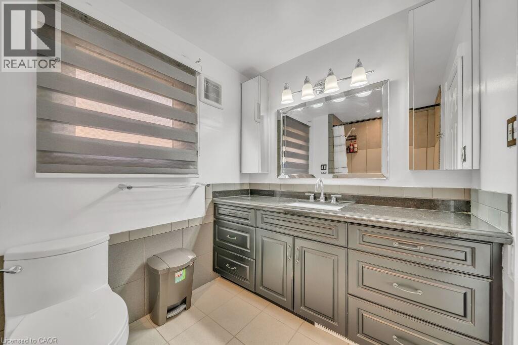 Full Bathroom Upstairs - 267 Erb Street E, Waterloo, ON - Indoor