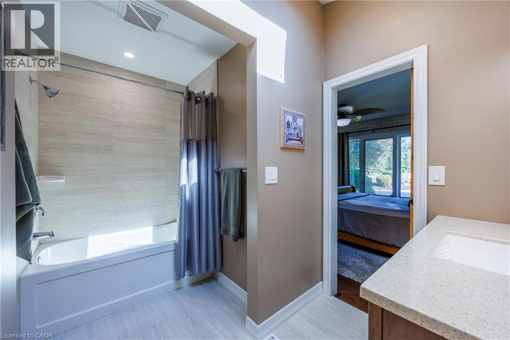 ensuite bath - 1285 Cockshutt Road, Simcoe, ON - Indoor