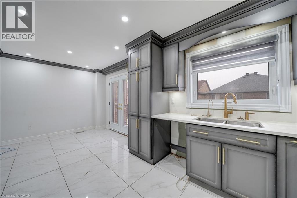 84 Andriana Crescent, Markham, ON - Indoor Photo Showing Kitchen With Double Sink